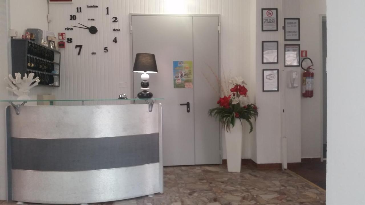 Hotel Manolita Ρίμινι Εξωτερικό φωτογραφία